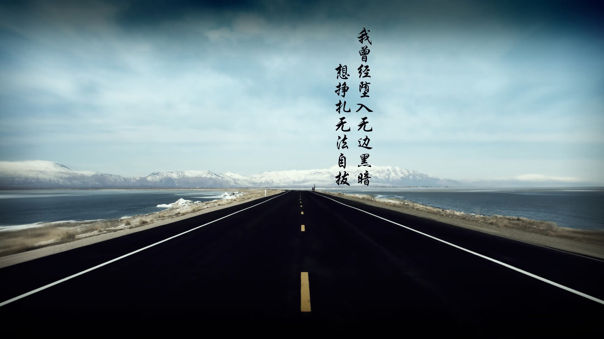 比赛中球员们百分百投入，为荣誉而战，比赛中一名运动员将球打到对手半台台面的垂直侧面